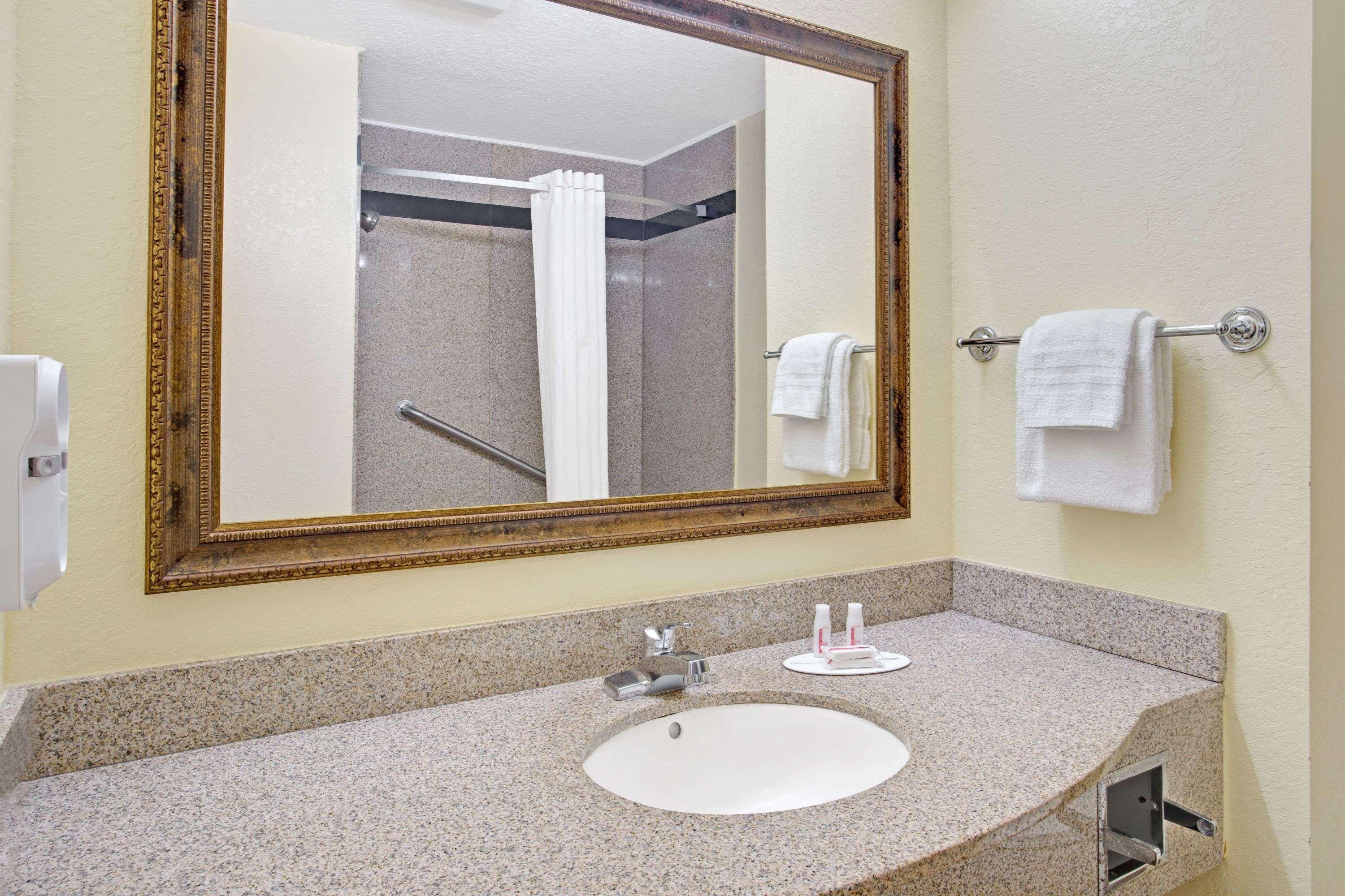 Super 8 By Wyndham Daytona Beach Bagian luar foto