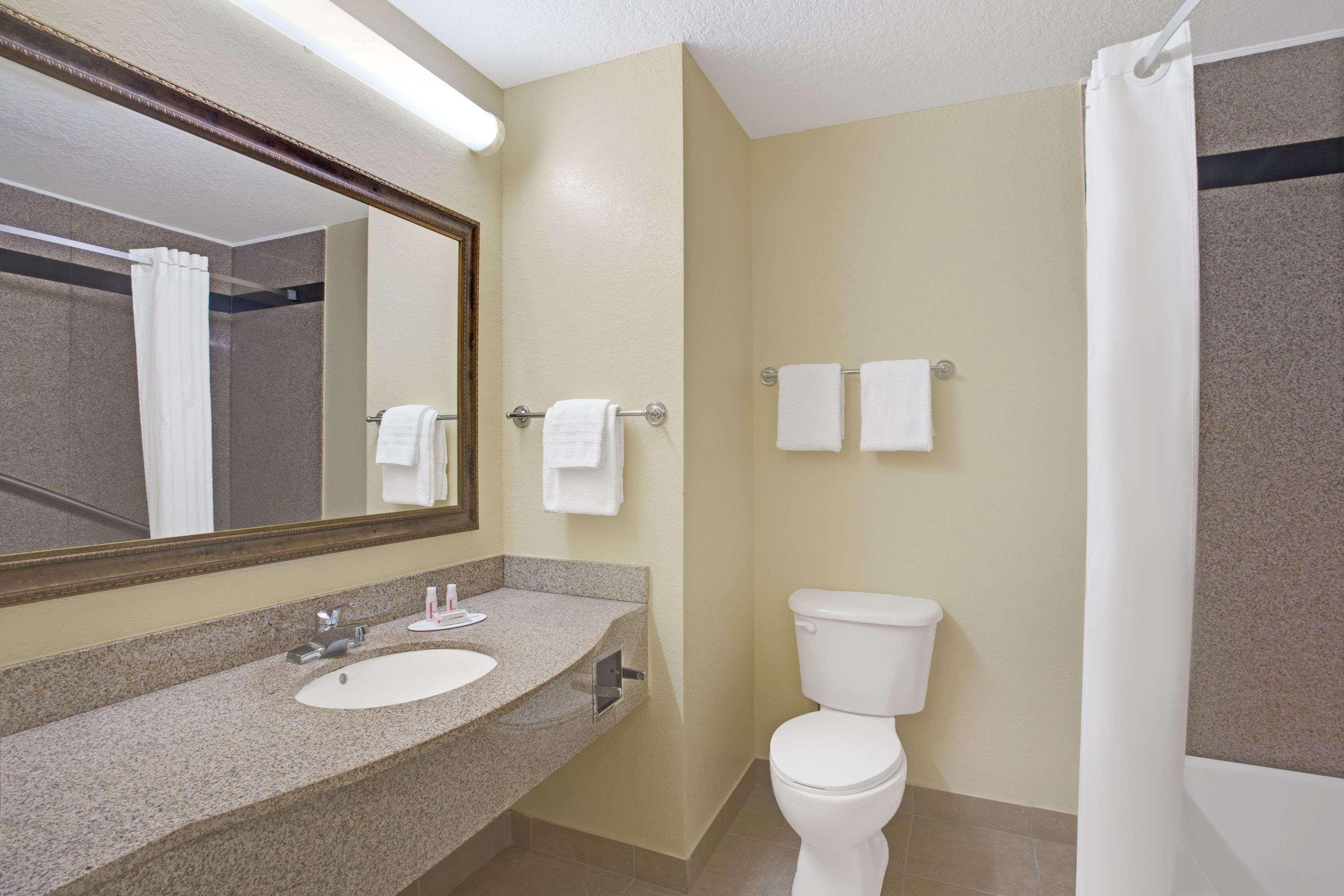 Super 8 By Wyndham Daytona Beach Bagian luar foto