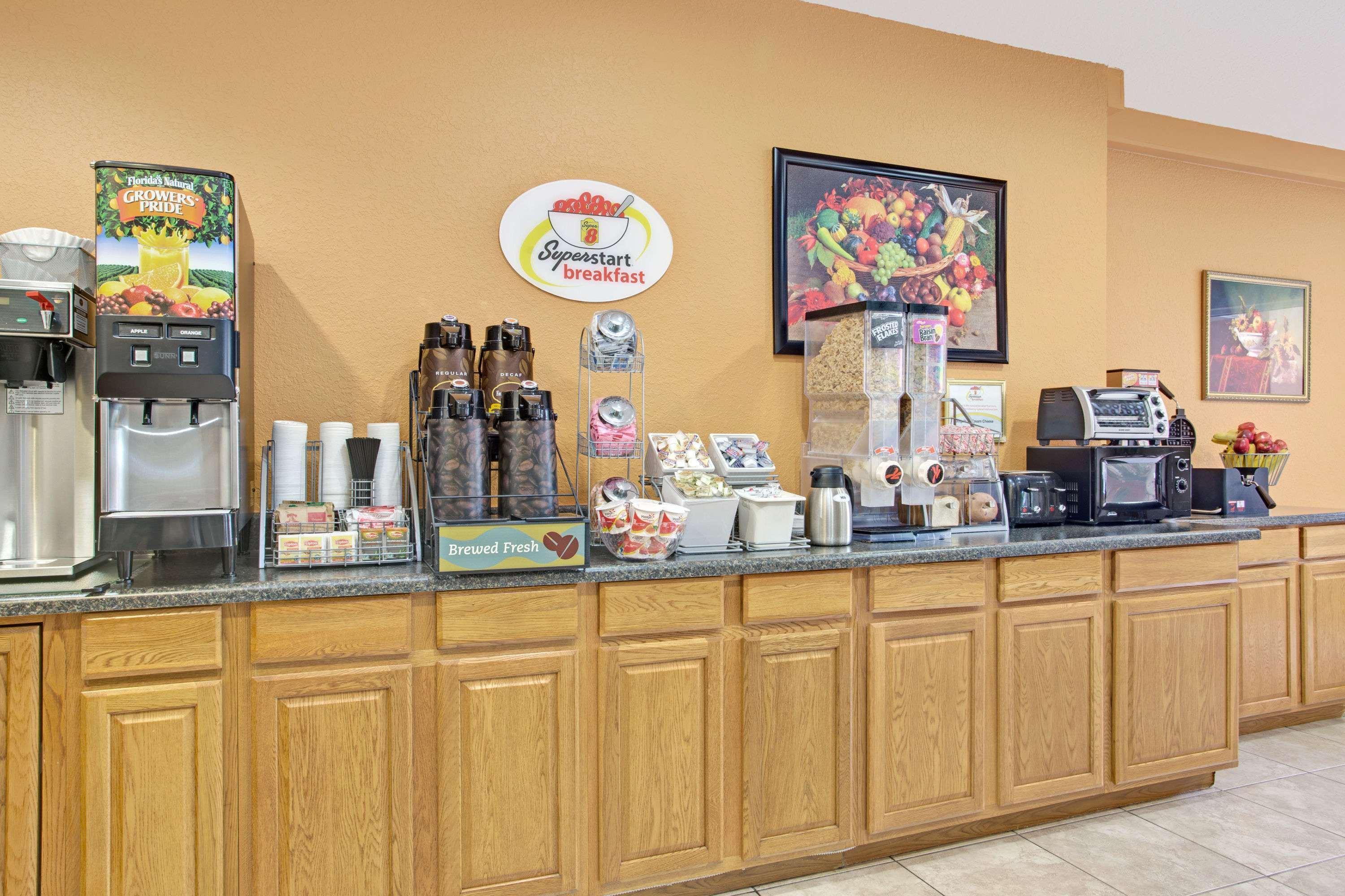 Super 8 By Wyndham Daytona Beach Bagian luar foto